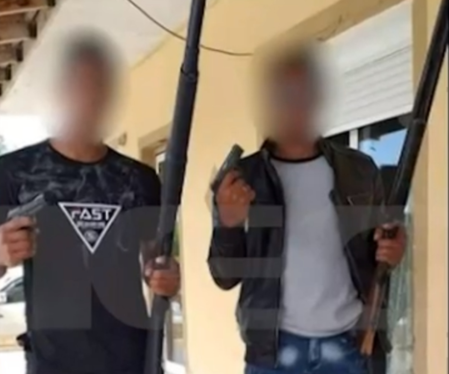 Δυτική Αττική: Σάλος με τις εικόνες ανηλίκων που ποζάρουν με όπλα
