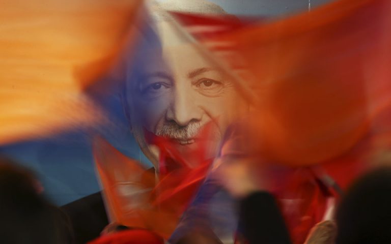 54 γερουσιαστές ζητούν από τον Μπάιντεν να βάλει τέλος στον αυταρχισμό Ερντογάν