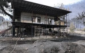 Φόβοι για αναζωπυρώσεις - Κάηκαν σπίτια στο Αλεποχώρι (φωτο)
