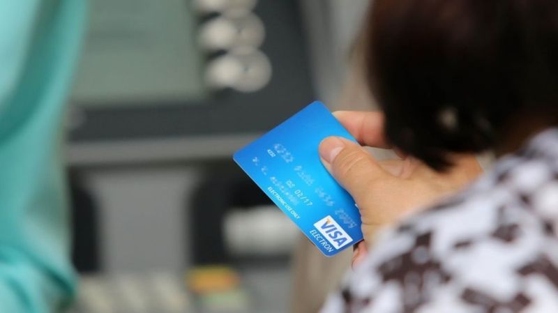Ελευσίνα: «Ταχυδαχτυλουργοί» έκλεψαν κάρτες και έκαναν ανενόχλητοι αγορές