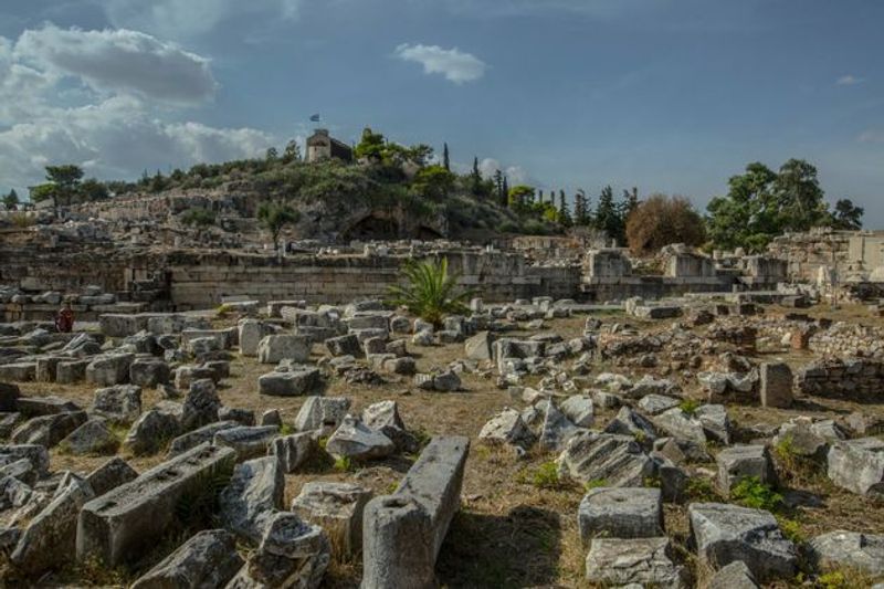 Ο Γιάννης Βογιατζής διαβάζει την «Ελληνική Νομαρχία» στον αρχαιολογικό χώρο της Ελευσίνας