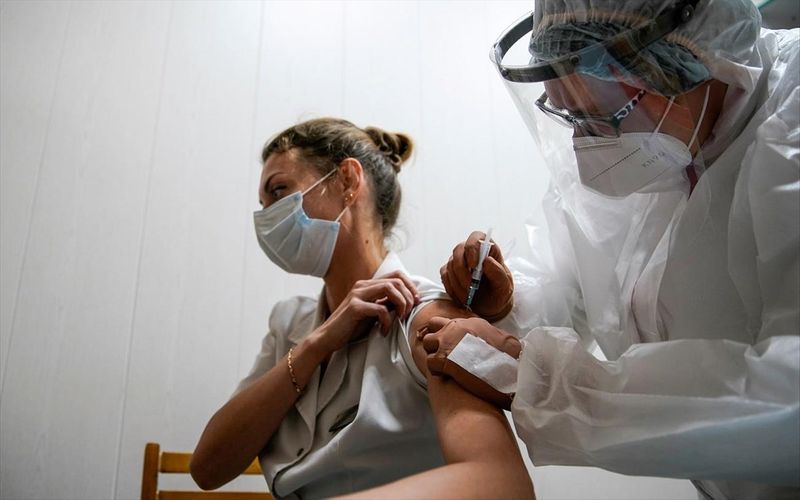 Κορωνοϊός: Οι πιθανότητες μόλυνσης μετά τον εμβολιασμό