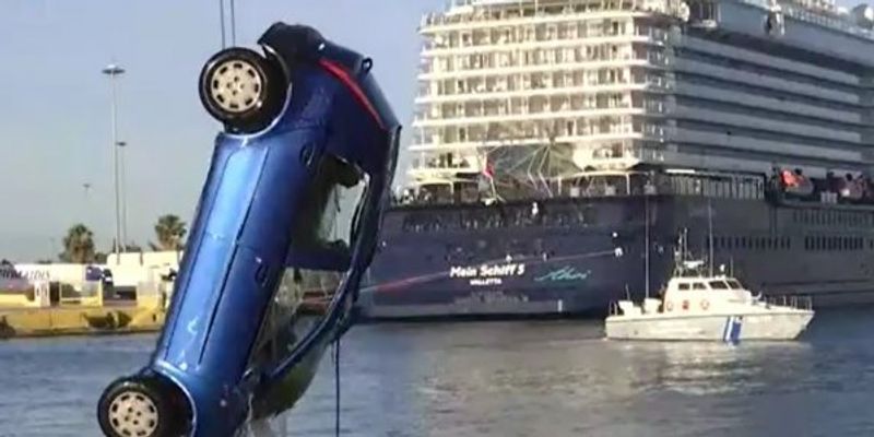 Νεκρός ανασύρθηκε άνδρας που «βούτηξε» με IX στο λιμάνι του Πειραιά (Βίντεο)