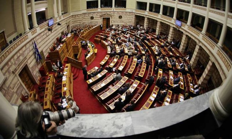Απρόοπτο στη Βουλή: Ελληνική σημαία έπεσε στο κεφάλι υπαλλήλου