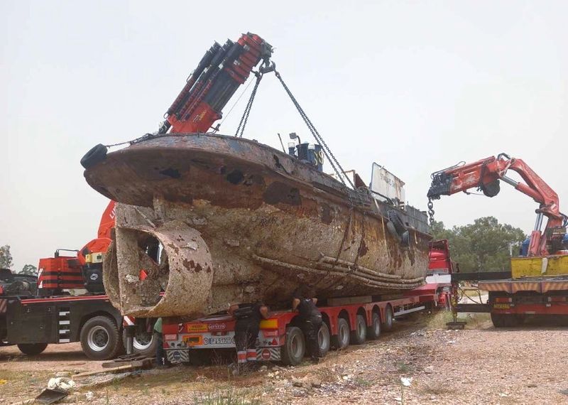 Οριστική απομάκρυνση επιβλαβούς πλοίου απο το λιμάνι της Ελευσίνας