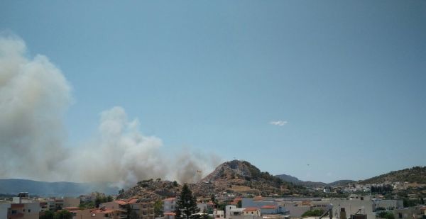 Μεγάλη φωτιά στη Σαλαμίνα κοντά σε κατοικημένη περιοχή