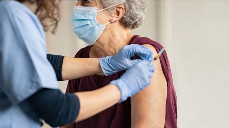 Εμβόλιο: Τι αλλάζει από Δευτέρα για τους άνω των 60 ετών