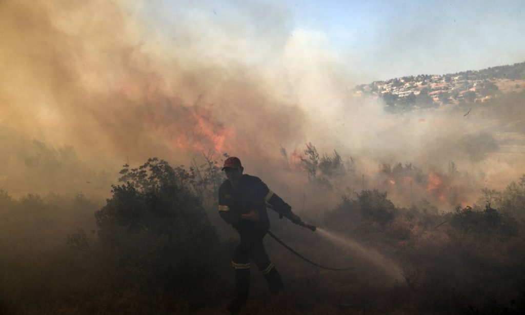 Πολύωρη μάχη με τις φλόγες σε Βαρνάβα και Εύβοια