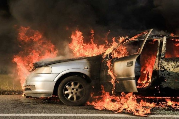Φωτιά σε αυτοκίνητο στην Λεωφόρο Αθηνών (βιντεο)