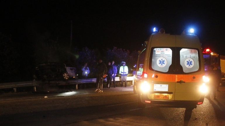 Αυτοκίνητο «καρφώθηκε» σε κολόνα στην παλαιά εθνική οδό Αθηνών-Κορίνθου