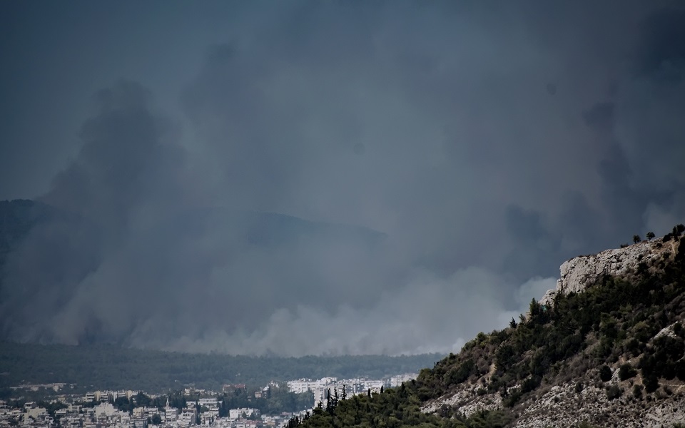 Έκλεισε η εθνική οδός Αθηνών – Λαμίας λόγω της φωτιάς στη Βαρυμπόμπη