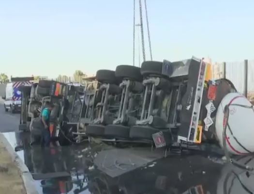 Έκλεισε η λεωφόρος Δραπετσώνας προς Πειραιά και Πέραμα λόγω ανατροπής φορτηγού