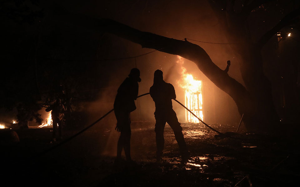Ολονύχτιος εφιάλτης: Μαίνεται η πυρκαγιά στην περιοχή της Βαρυμπόμπης