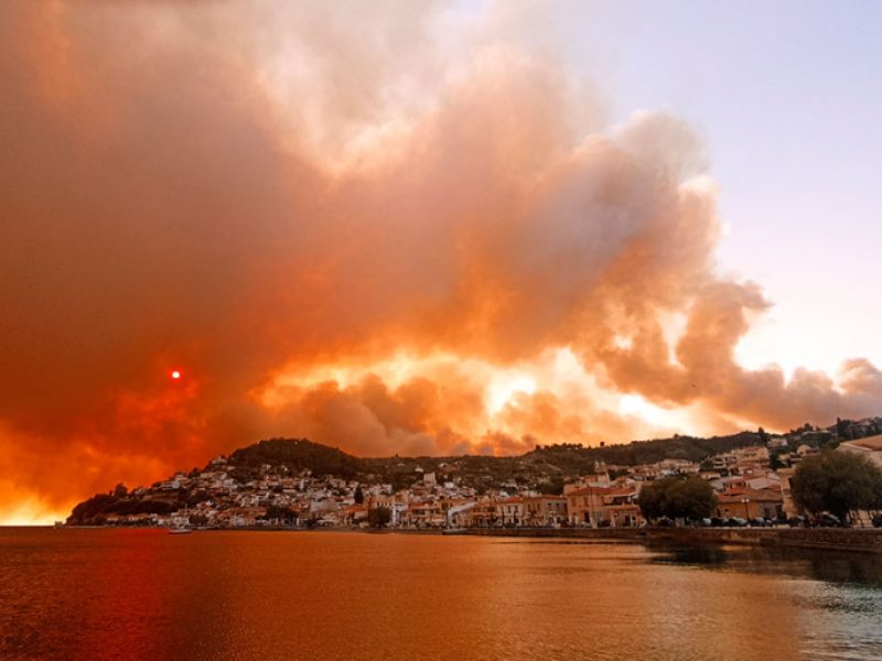 Ανεξέλεγκτη η φωτιά στην Εύβοια – Εκκενώνονται οικισμοί, τραυματίστηκαν πυροσβέστες