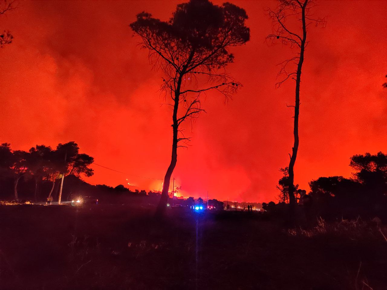 Μάχη με τις φλόγες στην Αττική: Αναζωπυρώσεις σε Μαλακάσα, Αφίδνες και Βαρυμπόμπη