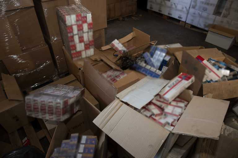 165.000 πακέτα λαθραία τσιγάρα εντοπίστηκαν στον Ασπρόπυργο