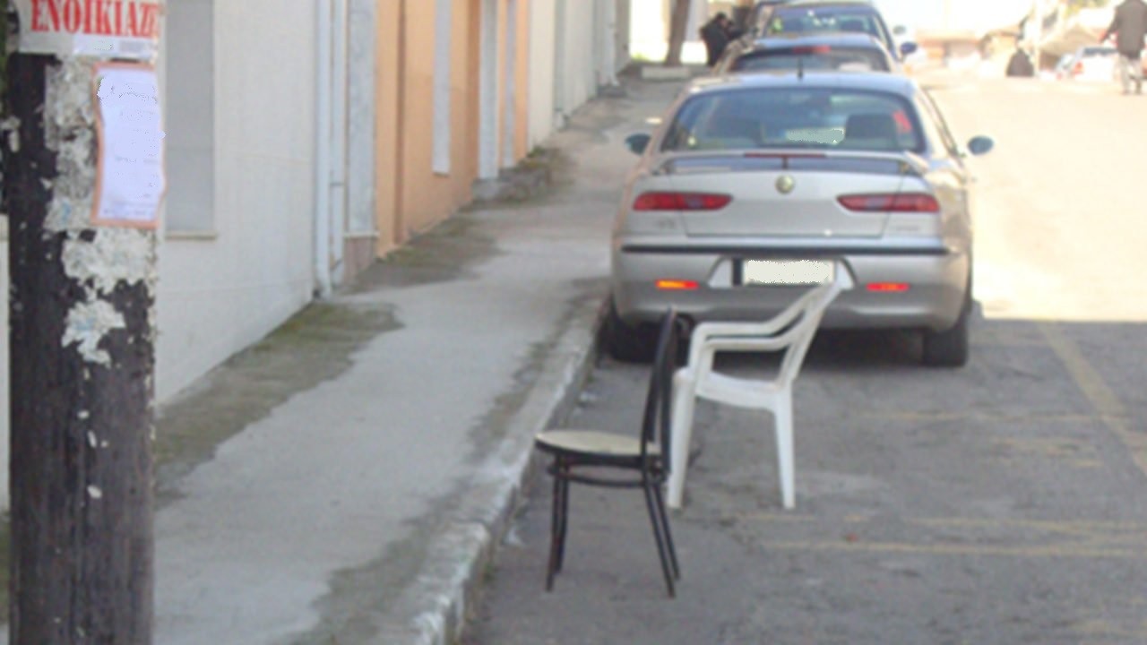 Τέλος οι καρέκλες και τα καφάσια για… σίγουρο πάρκινγκ