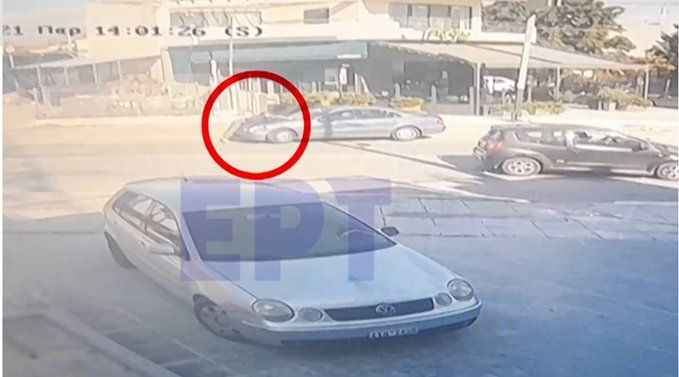 Μενίδι: Συγκλονιστικό βίντεο με γυναίκα κρεμασμένη στο καπό αυτοκινήτου ληστών