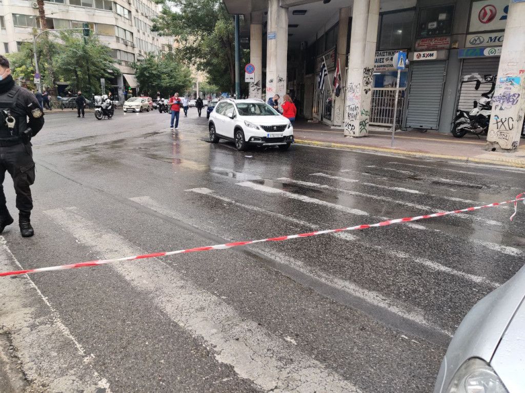 Σκηνές «Φαρ Ουεστ» στην Αθήνα: Αυτοκίνητο έπεσε πάνω σε μηχανές της ΔΙ.ΑΣ
