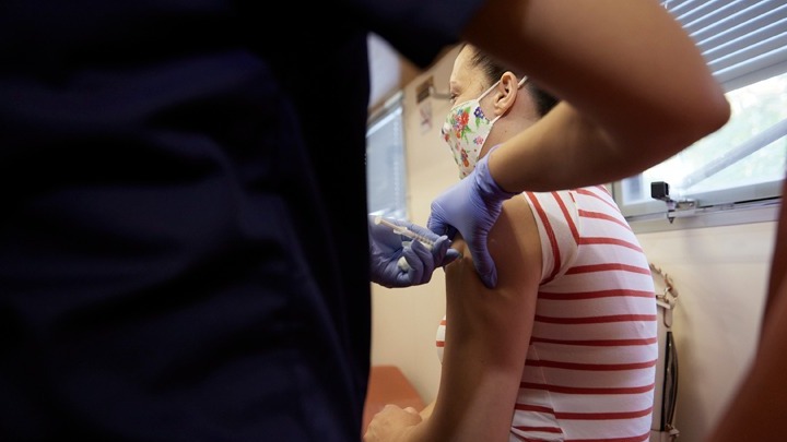 Σε 4η δόση εμβολίου για τους κάτω των 60 οδηγεί έξαρση των κρουσμάτων