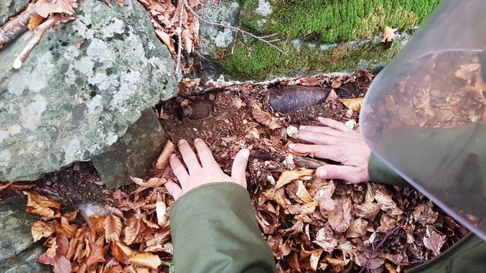 Χειροβομβίδες βρέθηκαν σε χωράφι στη Νέα Πέραμο