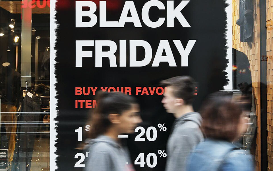 Εξι στους δέκα καταναλωτές σκοπεύουν να κάνουν αγορές τη Black Friday