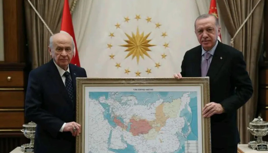 Νέες προκλήσεις Ερντογάν: Πόζαρε με τουρκικό χάρτη που περιλαμβάνει Θράκη και Κύπρο