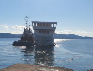 Απομακρύνθηκε το 10ο επιβλαβές πλοίο από τον κόλπο της Ελευσίνας