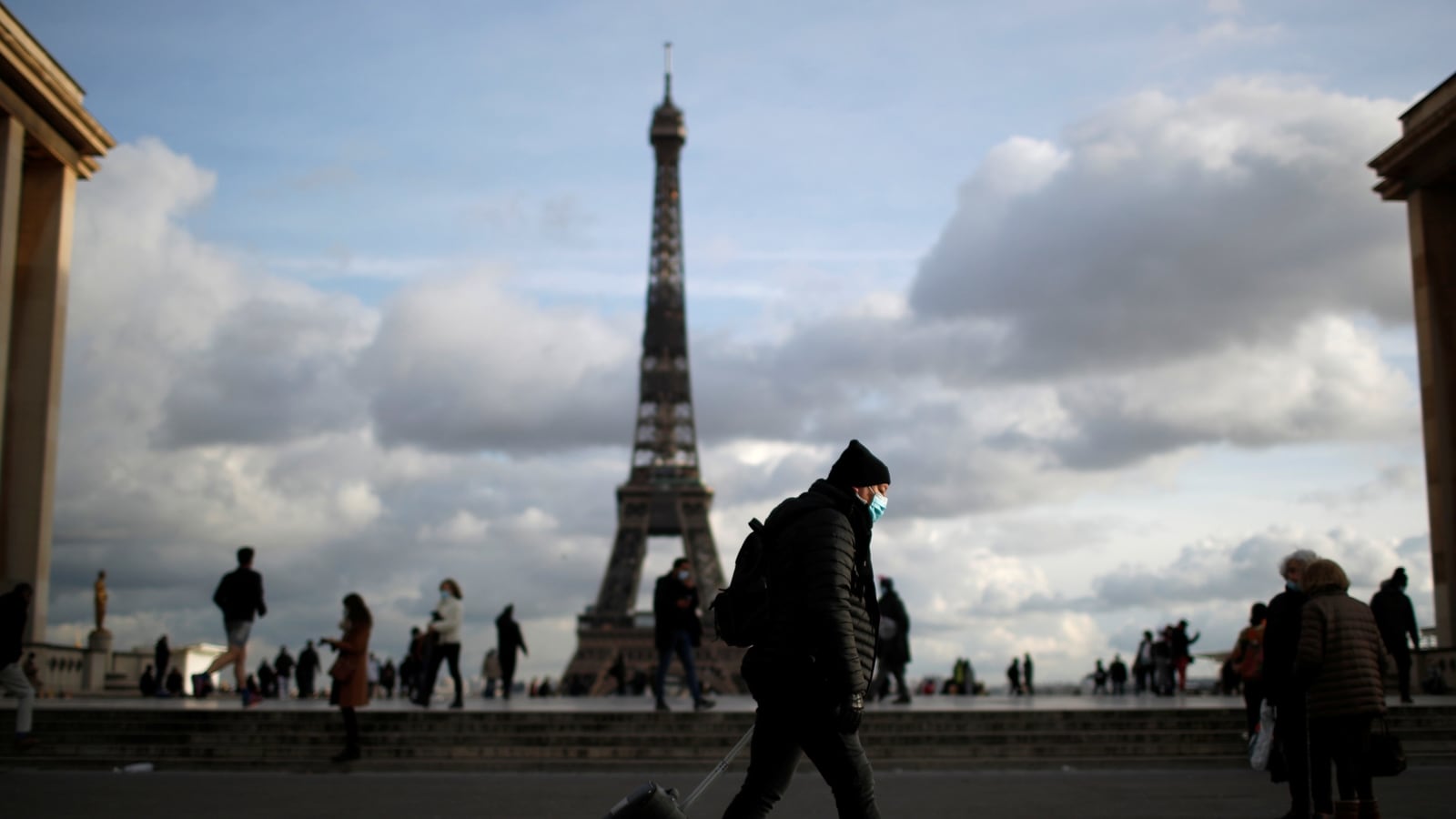 Γαλλία: Υποχρεωτική μάσκα και πάλι στους δρόμους του Παρισιού
