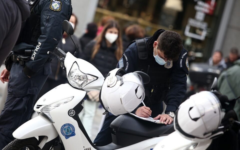 Τέσσερις συλλήψεις και 523 πρόστιμα για μη χρήση μάσκας