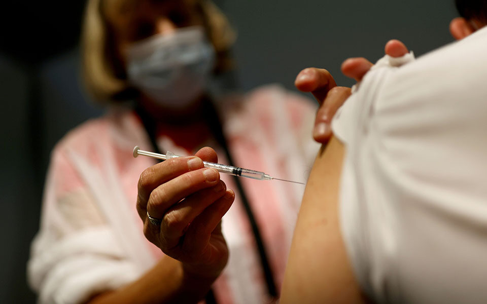 50χρονος πήγε να κάνει το εμβόλιο με …ψεύτικο χέρι