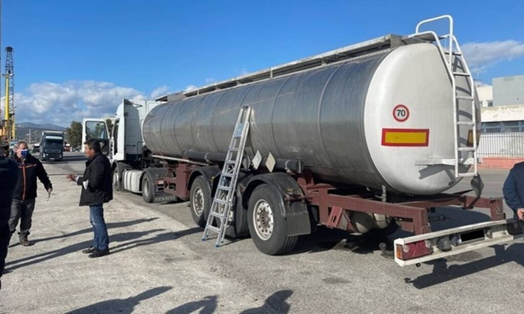 Έλεγχος σε φορτηγό στα Βίλια οδήγησε στην εξάρθρωση κυκλώματος νοθείας αλκοολούχων ποτών