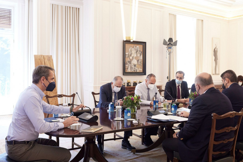 Σύσκεψη υπό τον πρωθυπουργό στο Μαξίμου για την οπαδική βία