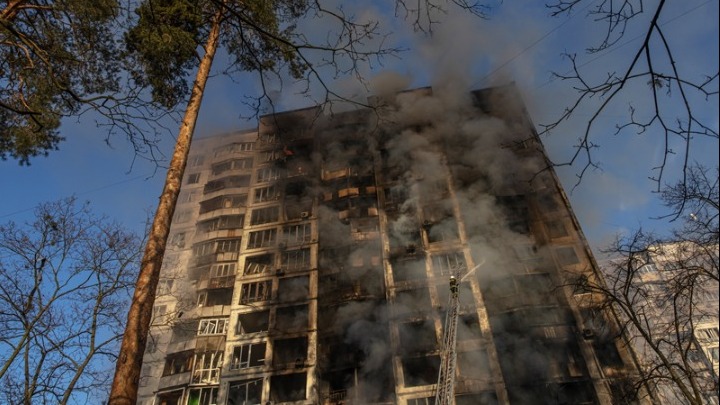 Συνοικίες του Κιέβου χτυπήθηκαν από ρωσικά πυρά, τουλάχιστον 2 νεκροί