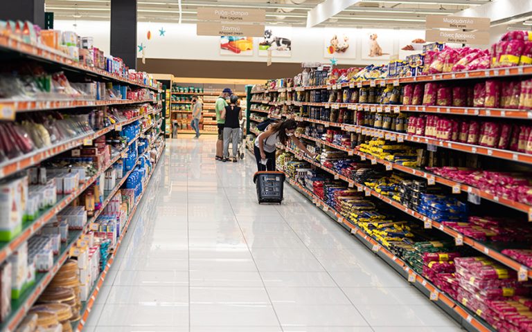 Πτώση πωλήσεων για τα σούπερ μάρκετ φέρνει ο πληθωρισμός