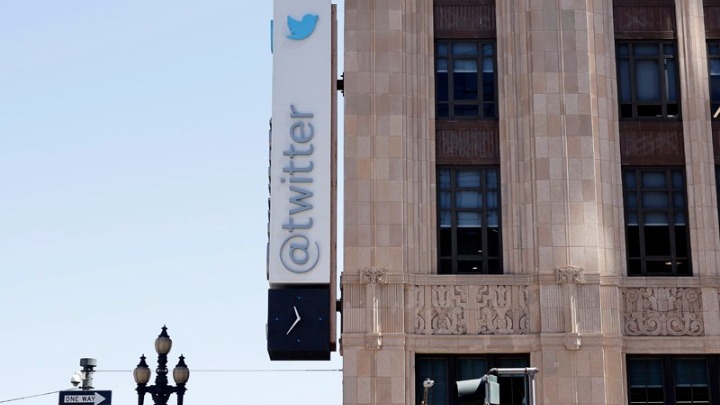«Αβέβαιο» το μέλλον του Twitter μετά την εξαγορά από τον Μασκ