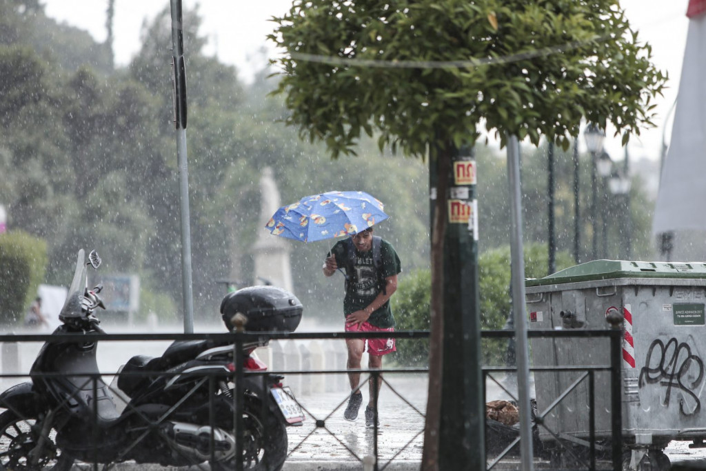 Ο καιρός... τρελάθηκε: Έρχεται μεγάλη πτώση θερμοκρασίας με βροχές και καταιγίδες