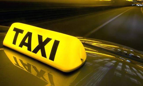 Ταξί «καρφώθηκε» σε ακινητοποιημένο αυτοκίνητο στην Αθηνών-Κορίνθου