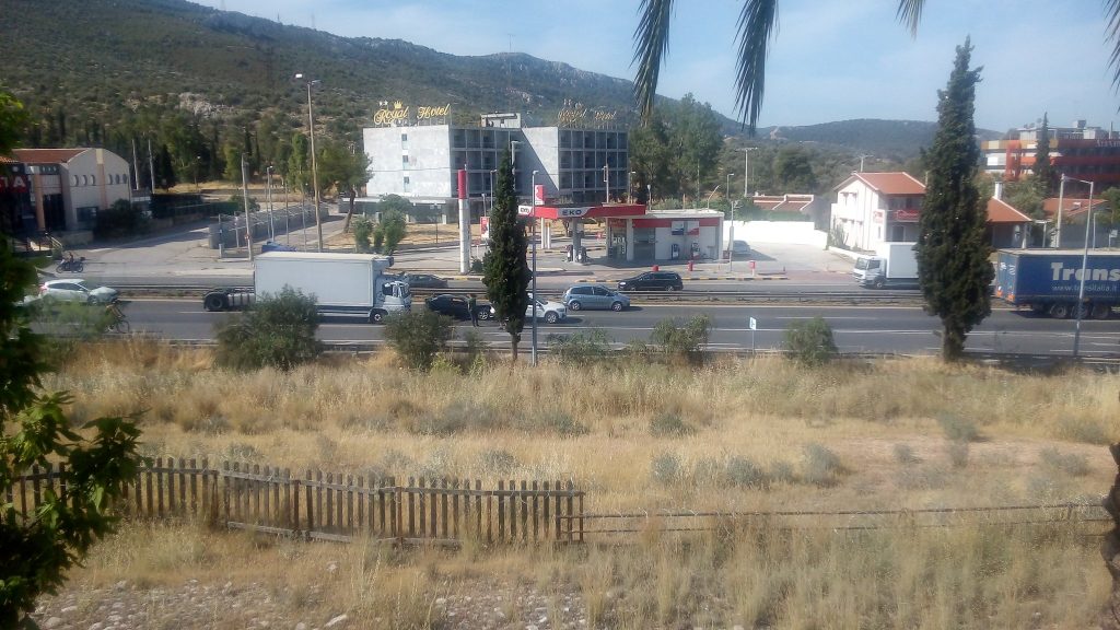 Καραμπόλα φορτηγού με 2 ΙΧ στην Αθηνών Κορίνθου (φωτό)