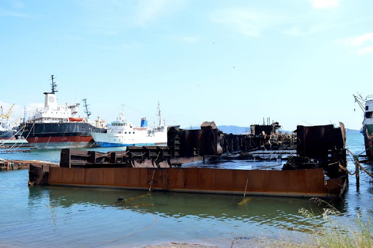 Ευρεία σύσκεψη για την απομάκρυνση του ναυαγίου «SLOPS» από τον κόλπο της Ελευσίνας