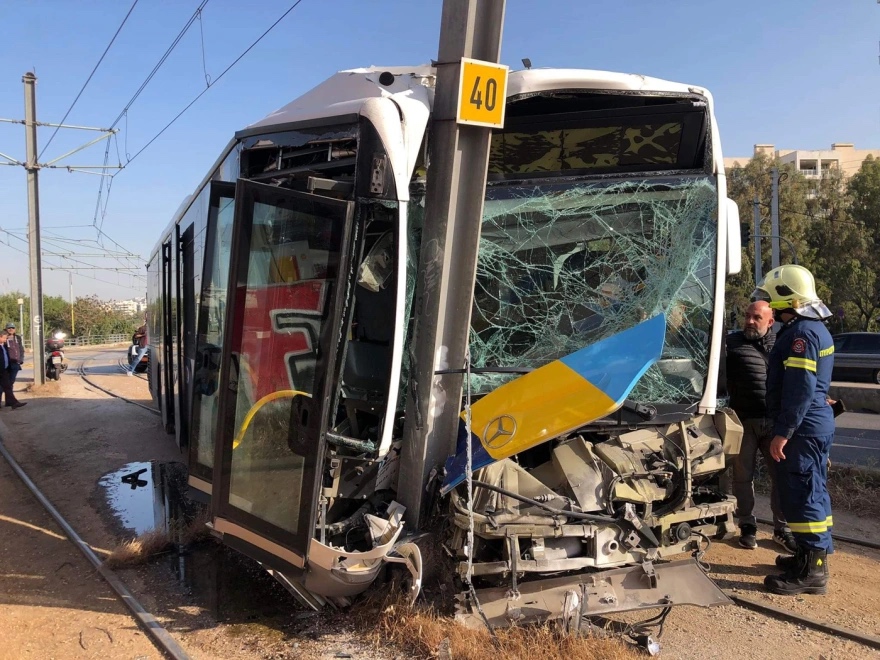 Λεωφορείο γεμάτο επιβάτες «καρφώθηκε» σε κολώνα στην Παραλιακή - 6 τραυματίες