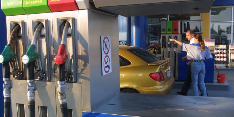 Πόσο θα «έπεφτε» η τιμή της βενζίνης αν μειώνονταν ΦΠΑ και ΕΦΚ;