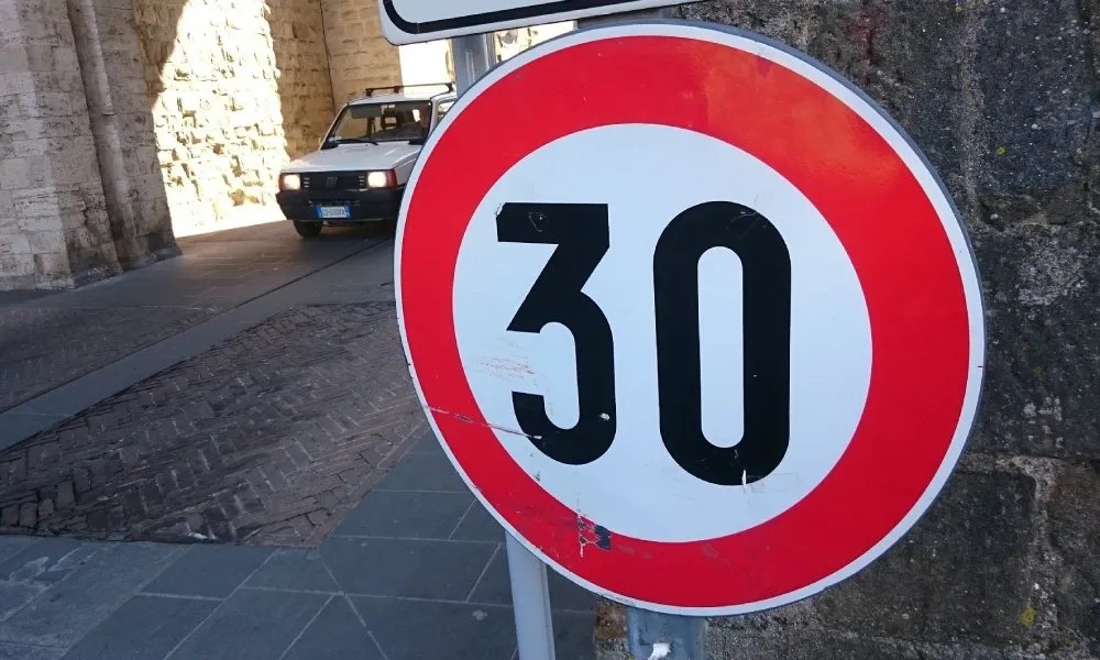 ΚΟΚ: Έρχεται όριο ταχύτητας 30 χλμ./ώρα στις πόλεις