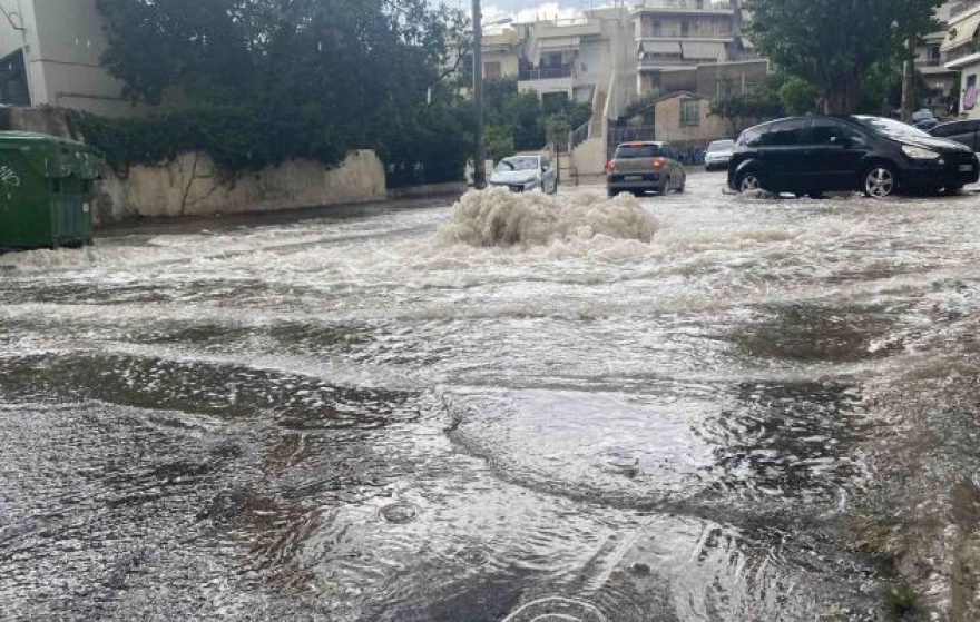 Πλημμύρισε η Ηλιούπολη - Καταρρακτώδης βροχή και χαλάζι στη Ραφήνα