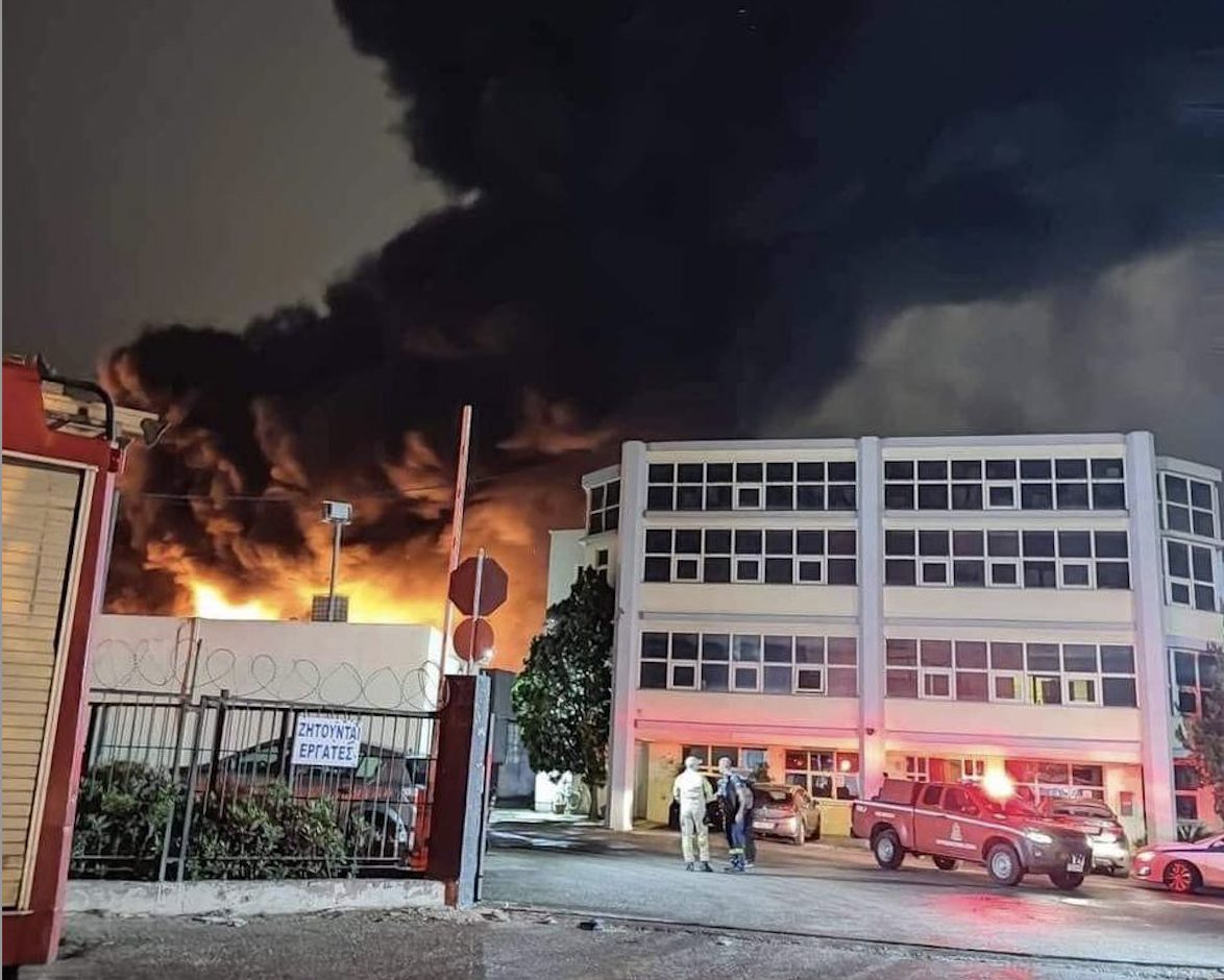 Φωτιά στον Ασπρόπυργο: Φωτογραφίες από το φλεγόμενο εργοστάσιο