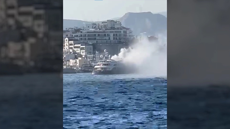 Στις φλόγες πολυτελής θαλαμηγός μπροστά από το Μικρολίμανο (video)