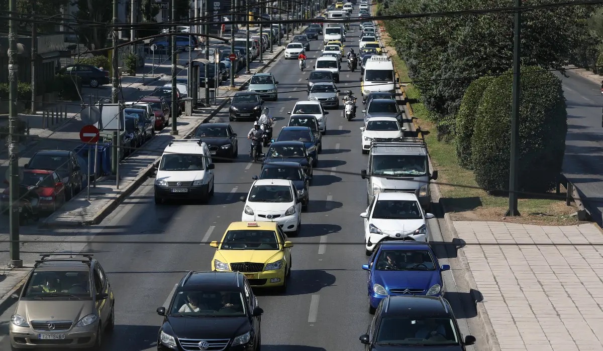 Καραμπόλα τριών οχημάτων στη λεωφόρο Αθηνών