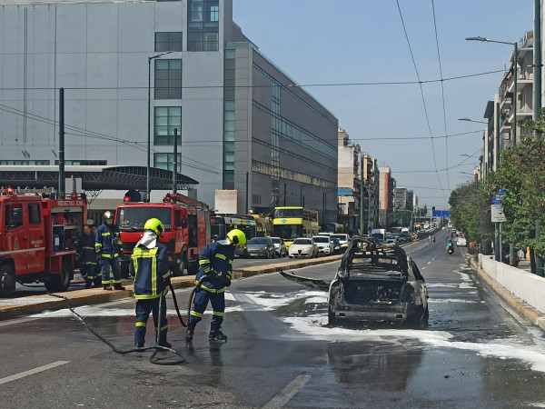 Στις φλόγες τυλίχθηκε αυτοκίνητο εν κινήσει στη Συγγρού (φωτό)