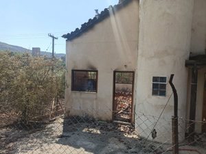 Πόρτο Γερμενό: Προσπάθεια να μην επεκταθεί η φωτιά προς το Αλεποχώρι - Κάηκαν σπίτια
