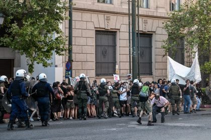 Επεισόδια στο κέντρο της Αθήνας στην πορεία για τον Γιάννη Μιχαηλίδη